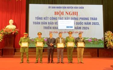 Lãnh đạo huyện Văn Chấn tặng giấy khen cho các tập thể, cá nhân có thành tích xuất sắc trong thực hiện phong trào Toàn dân bảo vệ an ninh Tổ quốc năm 2023